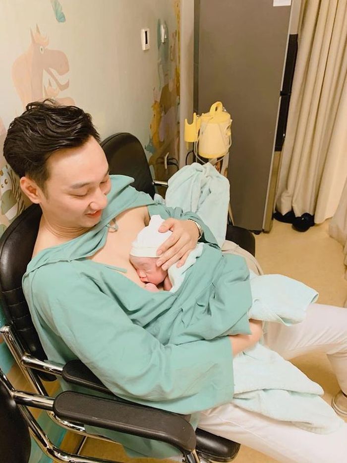 Nam MC hạnh phúc khi vợ sinh đôi.