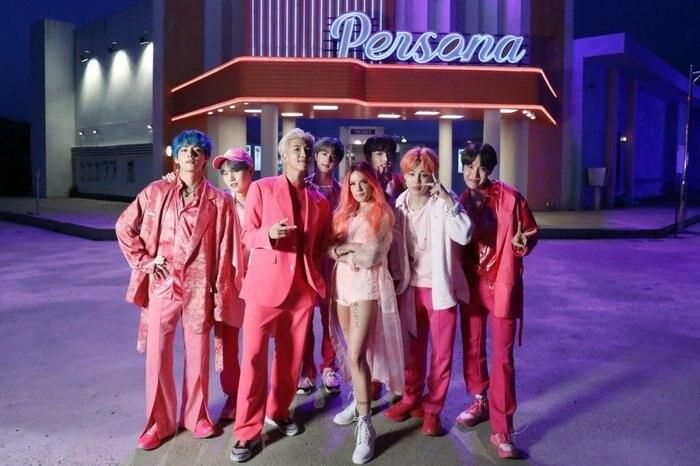  Nhóm BTS và Halsey.