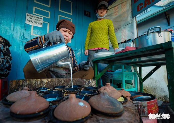 Buổi sáng ăn bánh căn, bạn sẽ thấy khác hẳn những buổi sáng khác - Ảnh: MAI VINH