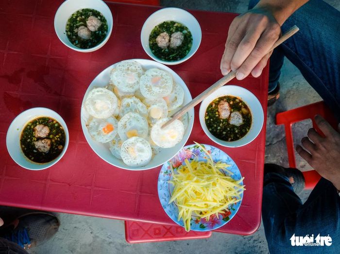 Bánh căn là một món ăn đường phố nổi tiếng ở Đà Lạt - Ảnh: MAI VINH