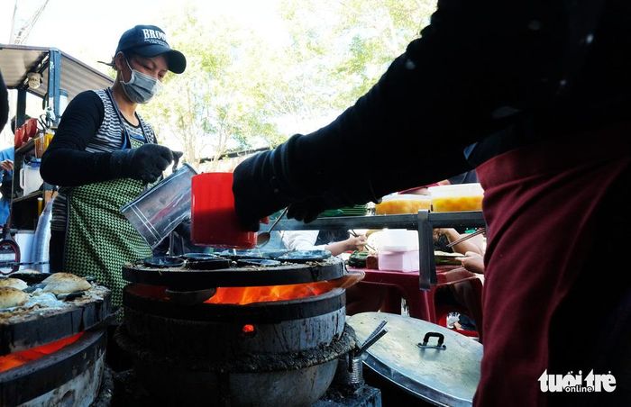 Có những người lớn lên ở Đà Lạt, khi đi xa họ nhớ thật nhiều khoảnh khắc thuở nhỏ sớm sớm ngồi chờ bên lò bánh căn đợi một bữa no nê rồi quảy cặp đến trường - Ảnh: MAI VINH