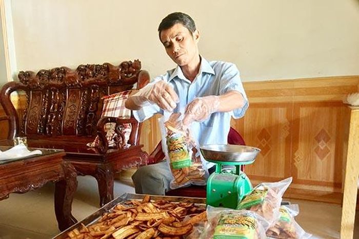 Anh Nguyễn Xuân Chiến đang đóng gói sản phẩm chuối sấy giòn.