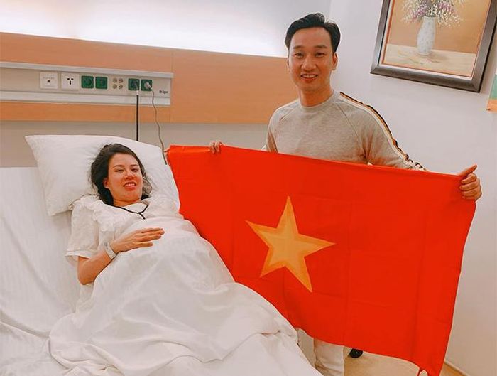 Vợ MC Thành Trung sinh con đúng vào tối U22 Việt Nam vô địch SEA Games.