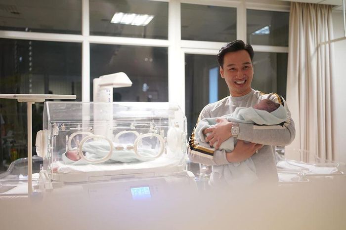 MC Thành Trung hạnh phúc đón hai con chào đời.