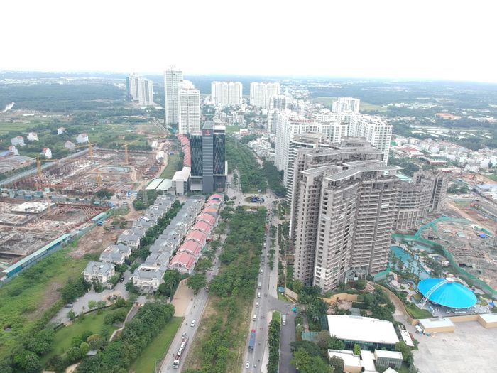 Hàng loạt dự án căn hộ cao tầng được xây dựng trong năm 2019 nhưng chưa đủ đáp ứng nhu cầu nhà ở tại TP HCM.