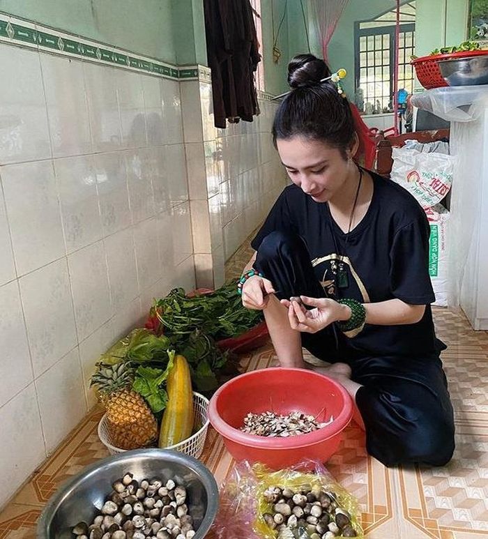 Angela Phương Trinh mặc giản dị khi về quê nội. Ảnh: Instagram NV.