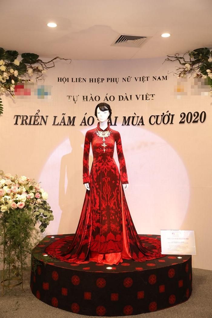 Bộ áo dài trị giá 2,3 tỷ được dát vàng 999 và đính 110 viên kim cương do các nghệ nhân nổi tiếng chế tác