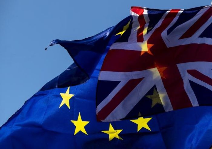 Cờ Anh (phía trước) và cờ EU (phía sau) bên ngoài tòa nhà Quốc hội Anh ở London ngày 19/10/2019. Ảnh: THX/ TTXVN