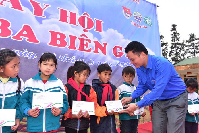  Tỉnh đoàn Lào Cai tổ chức trao học bổng tặng học sinh xã Nậm Chảy (Mường Khương, Lào Cai).