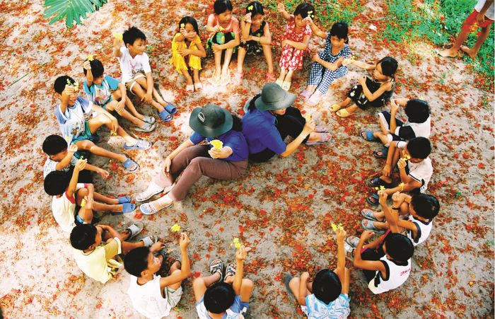  Chiến sĩ tình nguyện cùng vui với các em thiếu nhi.