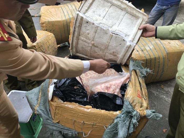 Nhiều mặt hàng không có hóa đơn chứng từ do ô tô U2 - 4429 vận chuyển