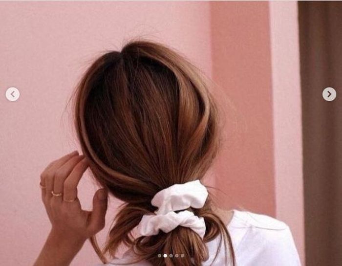 Thêm một gợi ý dành cho nàng tóc dài làm điệu cho mái tóc với khăn.