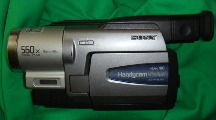 Sony đã phải thu hồi 700.000 máy quay video cầm tay khi khách hàng phát hiện ra tính năng chụp xuyên quần áo của sản phẩm này (Nguồn: Reuters)