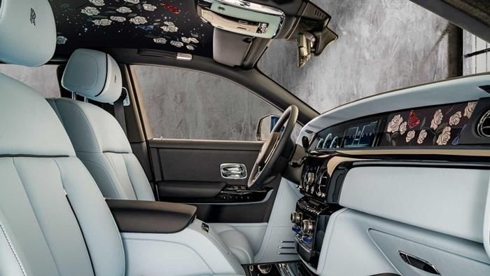  CEO của Rolls-Royce - Torsten Müller Ötvös cho biết, Rose Phantom chính xác là một kiệt tác đương đại của Rolls-Royce. Những người thợ thủ công tài hoa hoàn tất một vẻ đẹp rất tinh tế mà khó có từ ngữ nào diễn tả được. (Ảnh: Motor1) 
