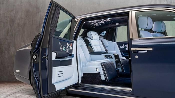  Phiên bản Rolls-Royce Phantom đóa hồng là sản phẩm đặt hàng của một doanh nhân cực kỳ giàu có tại Stockholm (Thụy Điển). (Ảnh: Motor1) 