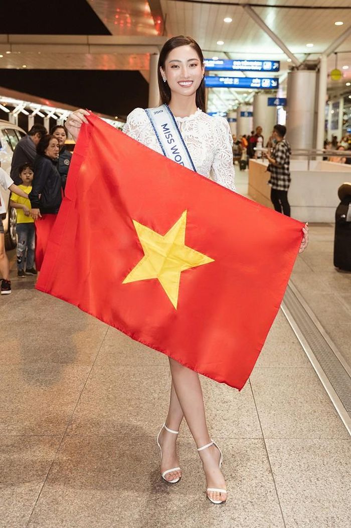 Sau khoảng thời gian chuẩn bị chỉn chu và kĩ lưỡng, Hoa hậu Lương Thùy Linh đã chính thức lên đường sang Anh tới với Miss World 2019 vào tối 22/11. Đáng nhẽ người đẹp sẽ lên đường dự thi sớm hơn, tuy nhiên cô gặp trục trặc về vấn đề visa.