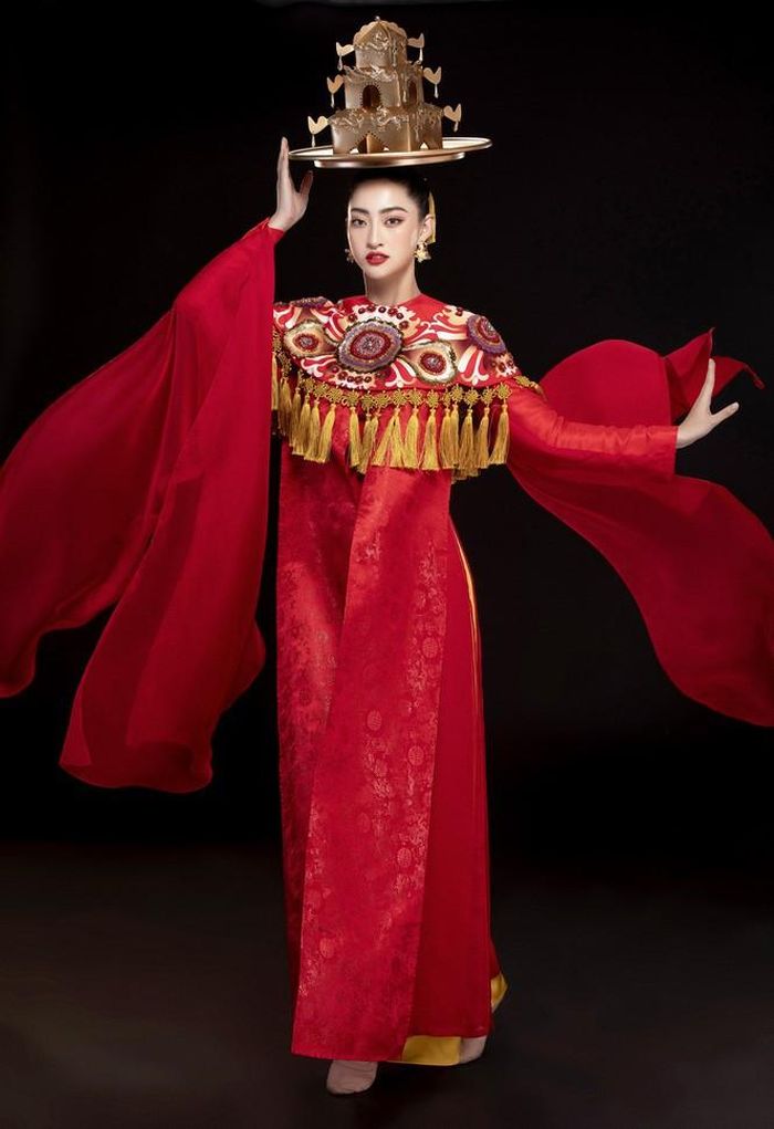 Dances of The World là tiết mục mở màn đầy ấn tượng của Đêm chung kết Miss World. Như thường lệ, thí sinh mỗi nước sẽ đem điệu múa mang màu sắc của đất nước mình cùng nhau trình diễn trên sân khấu Miss World. Trước khi lên đường sang Anh Quốc dự thi Miss World, Hoa hậu Lương Thùy Linh đã tập luyện điệu múa mâm vàng để trình diễn trong tiết mục mở màn Dances of The World.