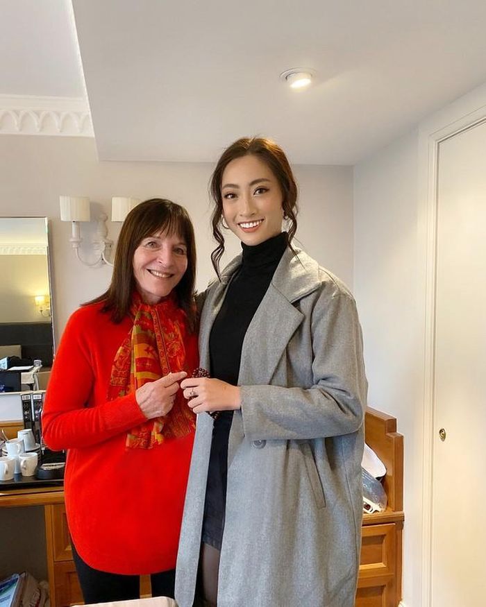 Người đẹp cũng có dịp gặp gỡ và trò chuyện với bà Julia Morley - chủ tịch của tổ chức Miss World. Lương Thùy Linh đã chia sẻ về dự án nhận ái của mình và nhận được “cơn mưa lời khen” từ nữ chủ tịch quyền lực này.