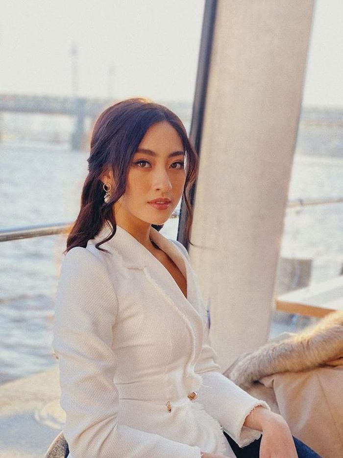  Sau 1 thời gian học tập, Lương Thùy Linh đã đại diện Việt Nam tới London để tham dự cuộc thi Miss World 2019