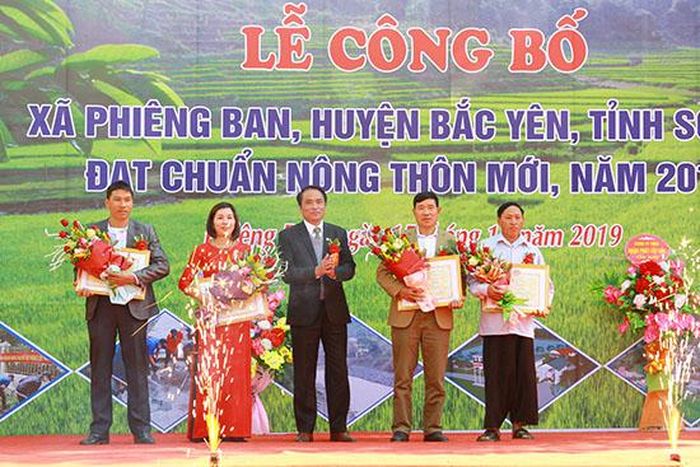 Đồng chí Lê Hồng Minh trao Bằng khen của UBND tỉnh 