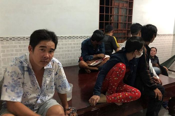 Các đối tượng đánh bạc tại huyện Đầm Dơi cùng tang vật, bị Phòng CSHS Công an tỉnh Cà Mau bắt quả tang.