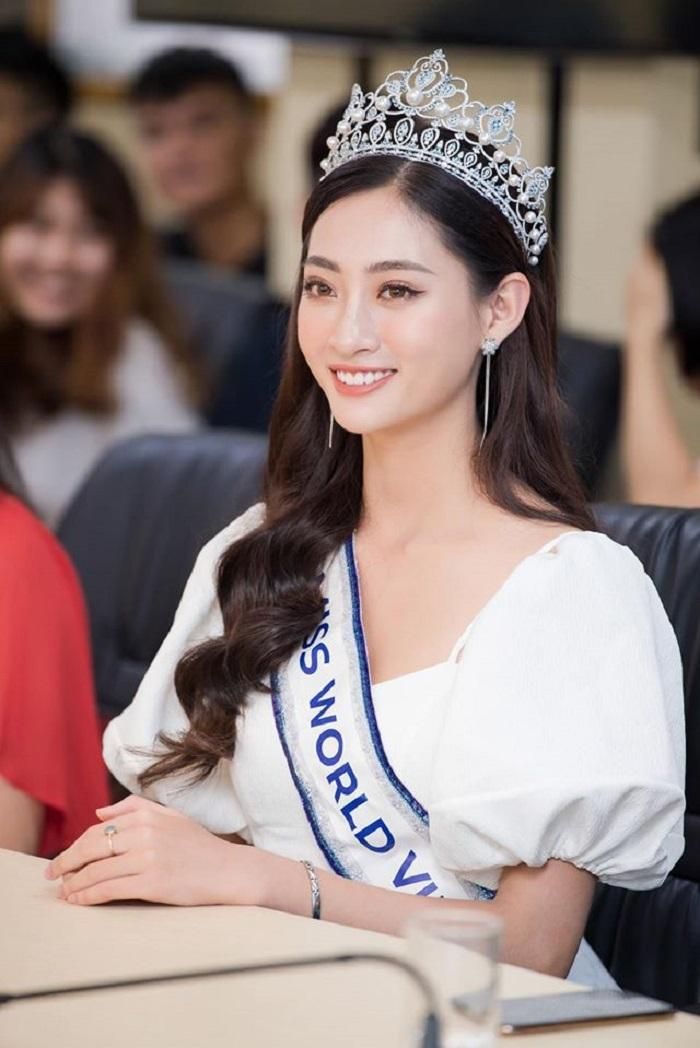  Chỉ có vài tháng để chuẩn bị cho "Miss World 2019" nhưng Lương Thùy Linh có màn thể hiện rất tốt. Sau khi cô lọt top 12 chung cuộc "Miss World 2019", đông đảo sao Việt gửi lời chúc mừng đến người đẹp. 