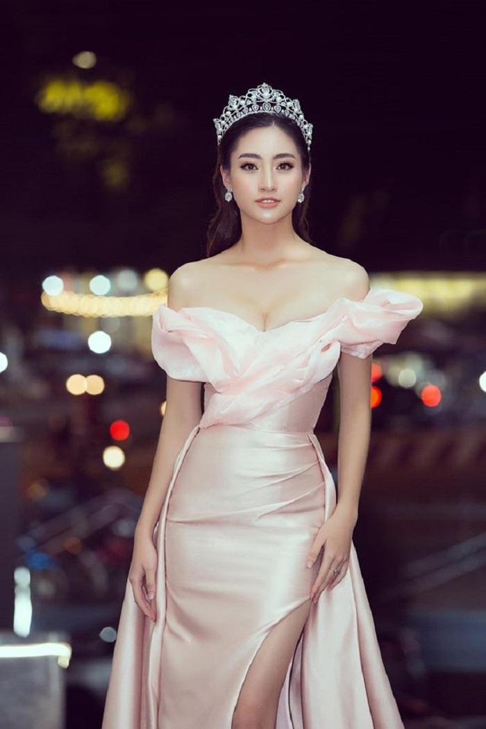  Cũng nhờ trình độ tiếng Anh lưu loát, Lương Thùy Linh ghi điểm trong suốt quá trình tham gia "Miss World 2019". Đặc biệt, cô còn được Miss World 2018 Vanessa Ponce khen ngợi trong phần thi Head to head. 