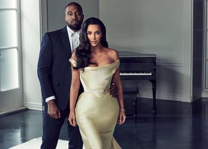 Là ngôi sao luôn chăm chút vẻ ngoài mỗi khi xuất hiện trước công chúng, mới đây Kim Kardashian khoe bức ảnh chụp cô và anh chồng – rapper Kayne West trước khi đến dự sinh nhật của rapper Diddy. Trong ảnh, Kim diện bộ váy cưới mang phong cách vintage của nhà mốt Vivienne Westwood có giá 9.300 USD (tương đương 215 triệu đồng).