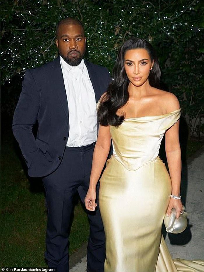 Vợ chồng ngôi sao truyền hình lên xế hộp Maybach để dự tiệc, rapper Diddy là người bạn thân thiết lâu nay của Kanye lẫn nhà Kardashian. Bộ váy bằng chất liệu lụa đem lại nét thanh lịch cho Kim, đồng thời tôn vóc dáng đồng hồ cát của cô. Gần đây Kim chia sẻ cô phải trải qua rất nhiều cuộc phẫu thuật sau khi sinh con. Sức khỏe người đẹp vốn không tốt cho việc sinh nở.