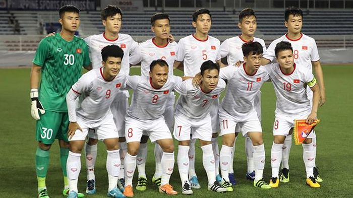 Việt Hưng (số 7) và Thanh Sơn (11) nhạt nhòa trong màu áo U22 Việt Nam vô địch SEA Games 30. Ảnh: Hoàng Linh