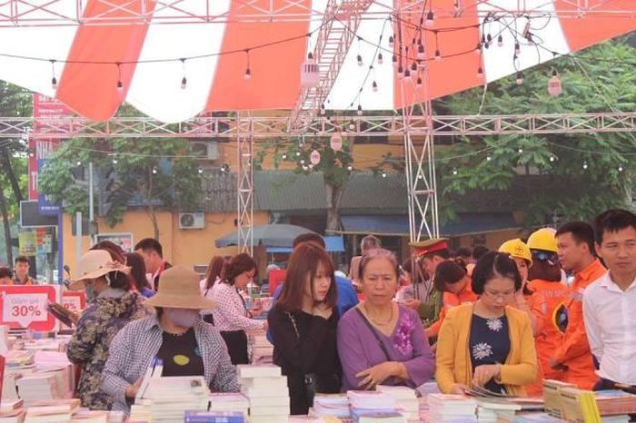 Không gian hội chợ sách thoáng đãng, rộng rãi