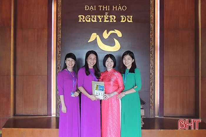Chị Sông Hương (áo đỏ) chụp ảnh lưu niệm nhân dịp về nước và tặng sách cho Khu di tích Nguyễn Du tháng 5/2018.