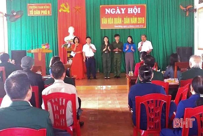 Giao lưu trong ngày hội văn hóa quân dân ở tổ dân phố 8, phường Nam Hồng