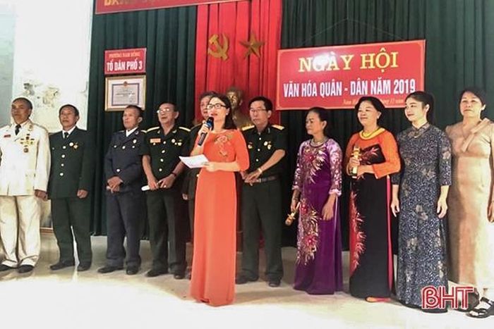 Các cựu chiến binh cũng tham gia giao lưu văn nghệ (Trong ảnh: Giao lưu văn nghệ ở TDP 3, phường Nam Hồng)