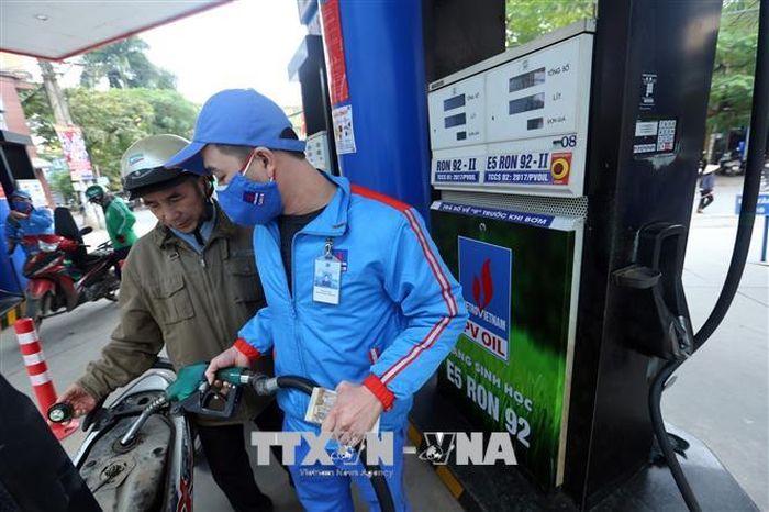 Giá xăng giảm nhẹ từ chiều 13/12. Ảnh: Huy Hùng/TTXVN.