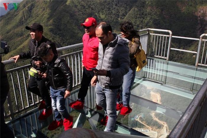  Tại đầu cầu có 3 điểm view nhìn ra 3 hướng, từ đây du khách bao quát hầu hết các đỉnh núi trong quần thể vườn quốc gia Hoàng Liên Sơn. 