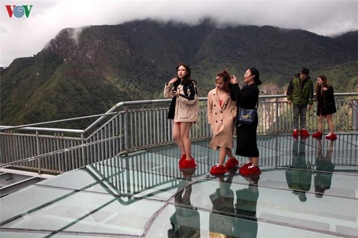  Ở độ cao 2.800 m so với mực nước biển, hình ảnh mây vờn núi trên khu du lịch cầu kính Rồng mây thường diễn ra suốt cả ngày. 