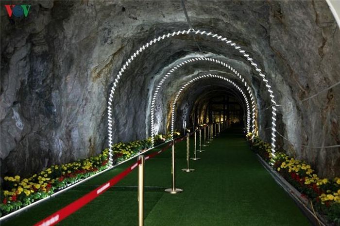 ...và đi bộ vào đường hầm sâu trong lòng núi khoảng 70m. 