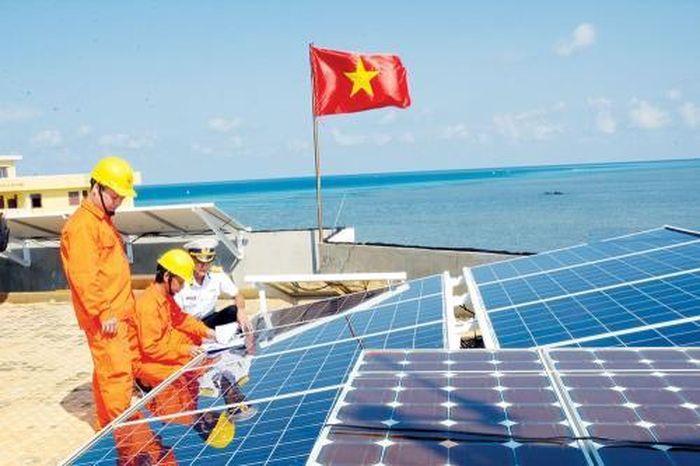 Lắp đặt giàn năng lượng mặt trời trên đảo Trường Sa. Ảnh: BNEWS/TTXVN 