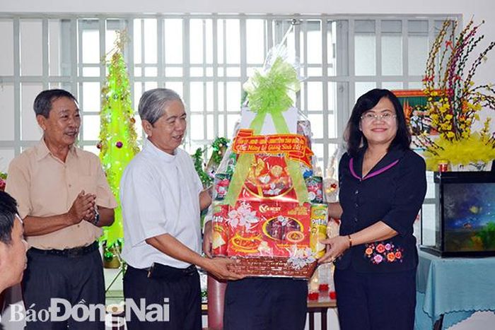 Phó chủ tịch UBND tỉnh Nguyễn Hòa Hiệp đến thăm, chúc mừng Giáng sinh linh mục Phạm Ngọc Anh Tuấn