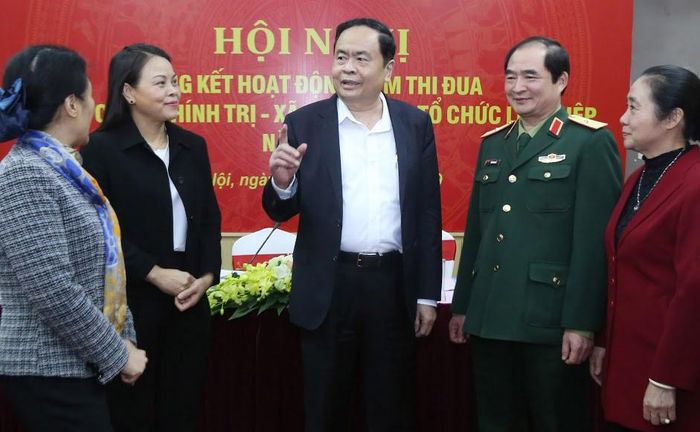 Chủ tịch Trần Thanh Mẫn trao đổi với các đại biểu bên lề Hội nghị.