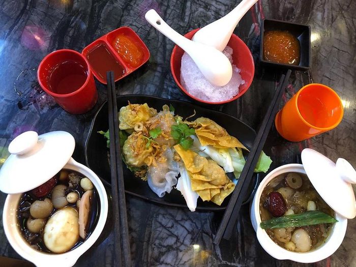 Bên cạnh các loại chè thơm ngon, quán còn bán nhiều món ăn của người Hoa như gà ác tiềm sâm, há cảo chiên hoặc hấp, bánh trứng Hong Kong (Trung Quốc)... Giá các món roi vào khoảng từ 25.000-70.000 đồng. Tiệm chè mở cửa từ 10h-23h hàng ngày. Giá các món chè tại quán dao động từ 20.000-45.000 đồng. Ảnh: Nganhuynh789.