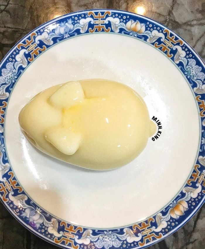 Món Ngọc Thố Như Ý gây ấn tượng với nhiều thực khách nhờ tạo hình đáng yêu của viên thạch hình thỏ màu trắng. Những ai từng thưởng thức món chè này đều nhận xét rằng thạch thỏ có lớp vỏ thơm sữa, dẻo mềm như pudding. Ảnh: Minh.king.