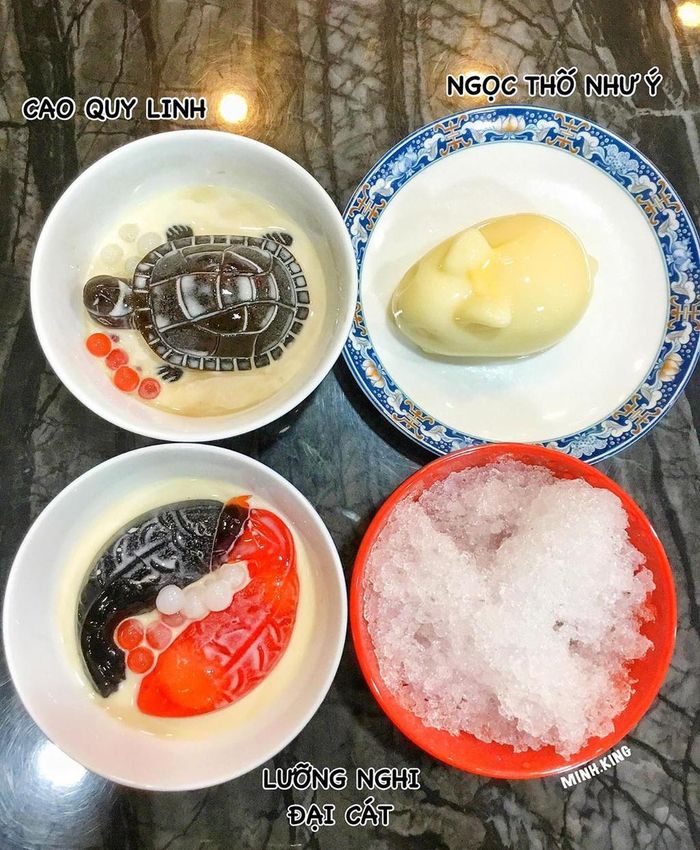  Đa số các món chè của quán đều được chế biến từ những nguyên liệu bổ dưỡng, có công dụng bồi bổ sức khỏe, thanh lọc cơ thể. Trong đó, món được nhiều thực khách ưa thích nhất phải kể đến các món có xuất xứ từ Hong Kong (Trung Quốc) như chè cá Koi (Lưỡng Nghi Đại Cát), chè rùa con (Cao Quy Linh), chè thỏ ngọc (Ngọc Thố Như Ý). Ảnh: Minh.king. 