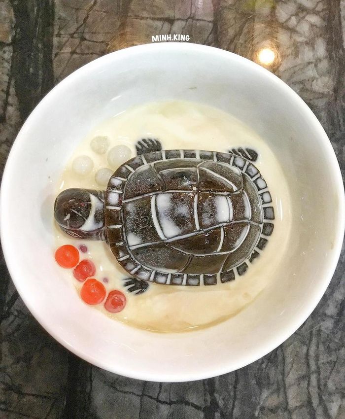 Chè hình rùa con là món chè được làm từ cao quy linh, có vị thanh mát, thường được ăn kèm cùng trà sữa. Chè rùa con có công dụng bổ thận, nhuận tràng và giúp thanh lọc cơ thể. Ảnh: Ảnh: Minh.king.