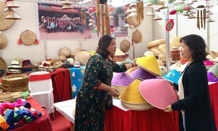 Nón làng Chuông được giới thiệu tại Festival sản phẩm nông nghiệp và làng nghề Hà Nội năm 2019. Ảnh: Lâm Nguyễn