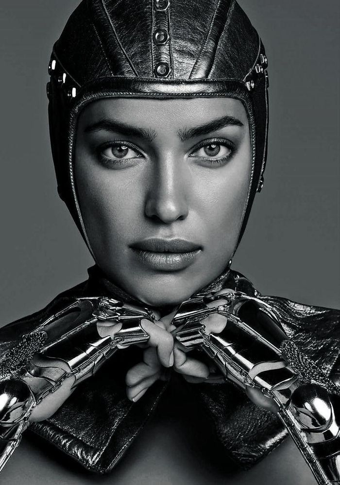Ở Irina Shayk hội tụ vẻ gợi cảm "chết người" lẫn sự mạnh mẽ cá tính đầy mê hoặc.