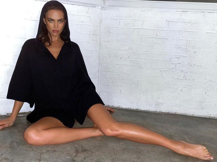 Irina Shayk khoe chân dài miên man trong những shoot hình quảng cáo mới của Falconeri.