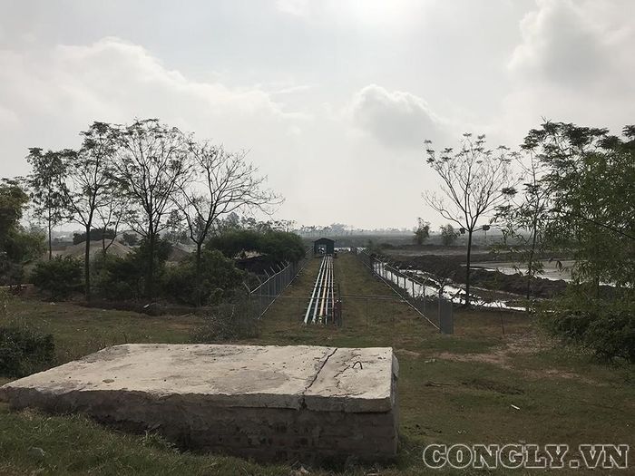  Đường ống dẫn xăng dầu từ sông Luộc sang kho chứa bên kia đê cơ bản đã hoàn thiện. 