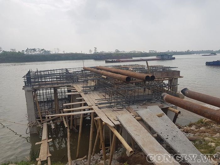  Những dầm sắt lớn được ghép với nhau chắc chắn, đang trong quá trình hoàn thiện chờ đổ bê tông.